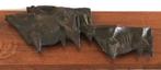 Drie bronzen stieren op een houten plank., Ophalen of Verzenden, Brons