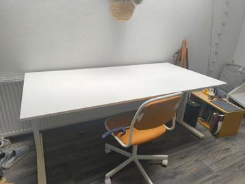 Witte Bureau met gele ikea bureau stoel  90w 180b 72h