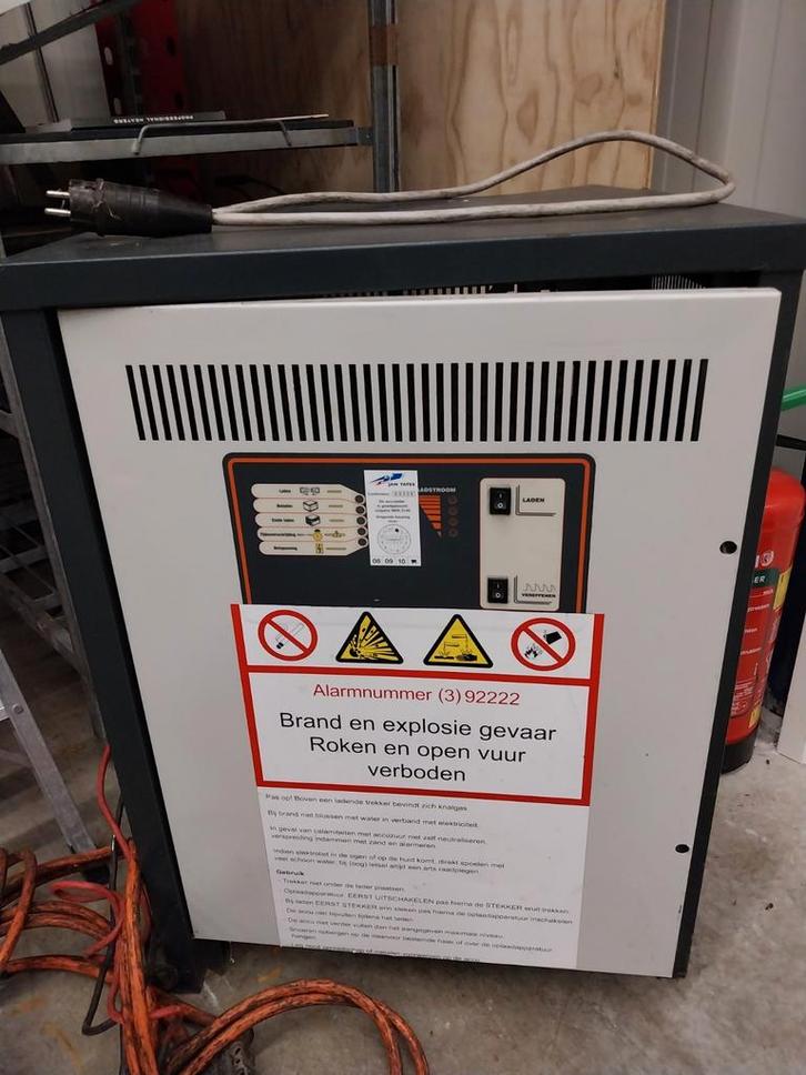 Zware Acculader / Oplaadstation Veilingtrekker, Zakelijke goederen, Machines en Bouw | Industrie en Techniek, Ophalen