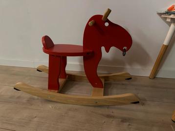 Leuk rood hobbelpaard beschikbaar voor biedingen