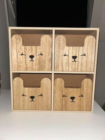 Houten kastje met lades kinderkamer beschikbaar voor biedingen