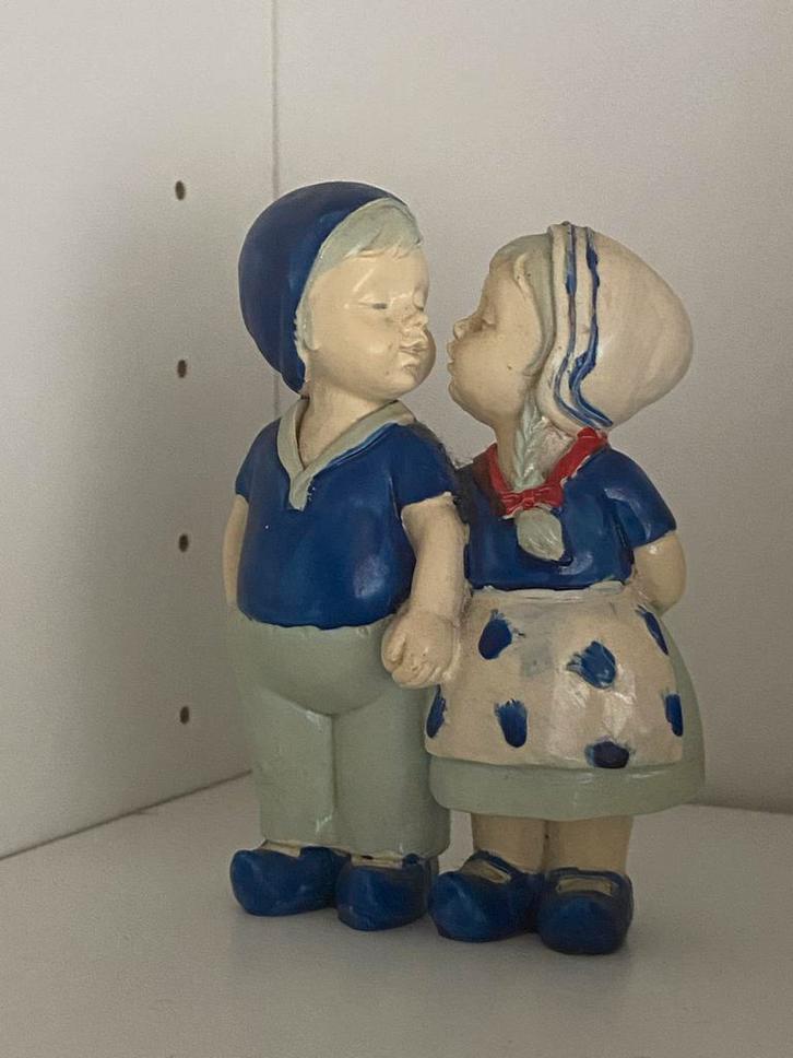 Delfts Blauw Beeldje - Kussend Paartje - Paar, Verzamelen, Beelden en Beeldjes, Gebruikt, Mens, Ophalen