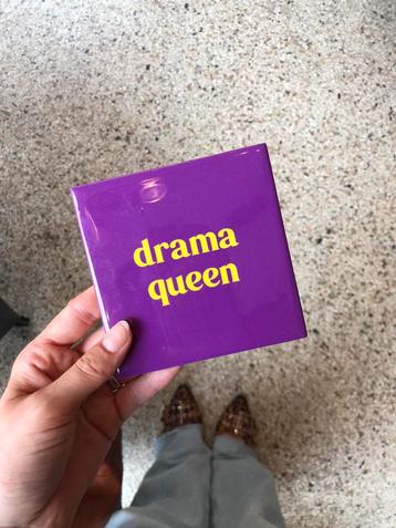 Tegeltje voor aan de muur Drama Queen paars geel beschikbaar voor biedingen