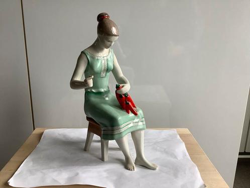 Beeldje Vrouw pepers porselein Hongarije Hollahaza, Antiek en Kunst, Antiek | Keramiek en Aardewerk, Ophalen of Verzenden