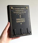 Sleutelrekje - gemaakt van vintage boek 'Onnozele...', Huis en Inrichting, Woonaccessoires | Wanddecoraties, Ophalen of Verzenden