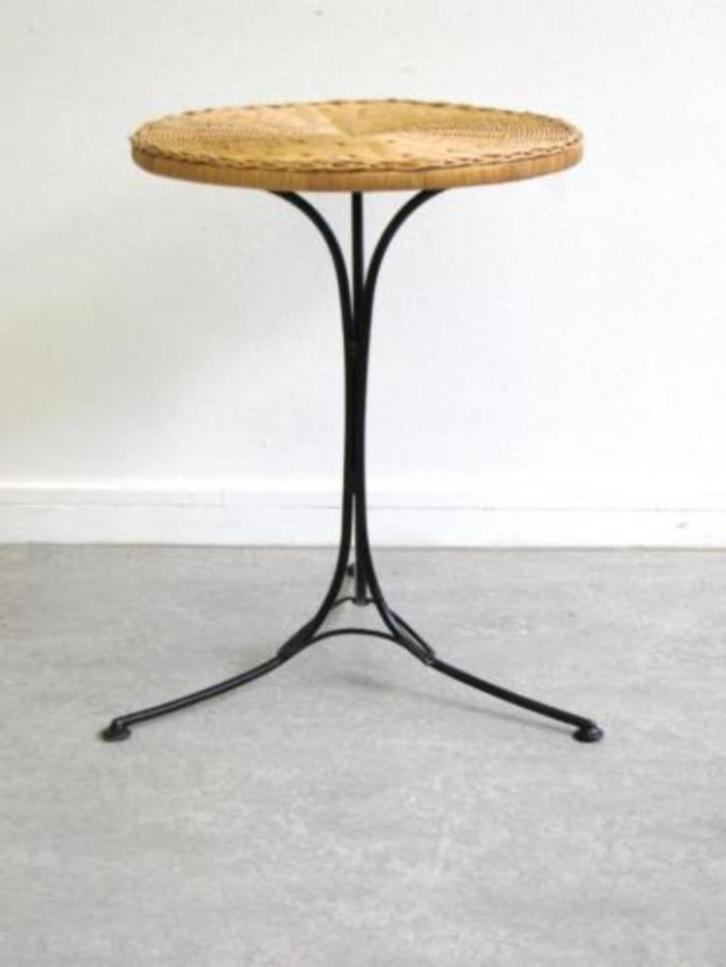 Bistro bijzettafel riet zwart metalen onderstel driepoot, Huis en Inrichting, Tafels | Bijzettafels, Gebruikt, Rond, Minder dan 55 cm
