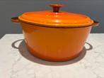 Staub oranje gevlamd 24 cm in goede gebruikte staat, Huis en Inrichting, Keuken | Potten en Pannen, Gietijzer, Ophalen of Verzenden