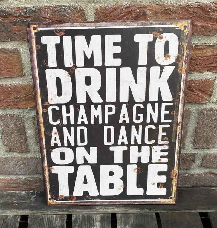 Metalen tekstbord "Time to drink champagne and..." TB370, Huis en Inrichting, Woonaccessoires | Tekstborden en Spreuken, Nieuw