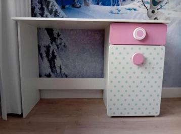 Bureau en ladenkastje voor kinderkamer  beschikbaar voor biedingen