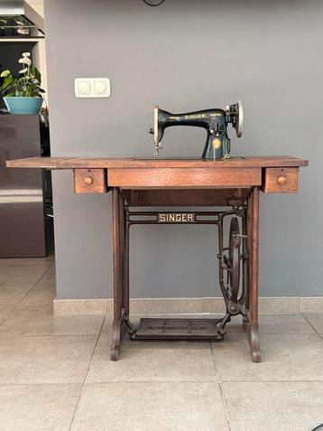 Antieke Singer Naaimachine Tafel beschikbaar voor biedingen