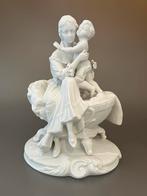 Lieflijk beeldje van moeder en kind - porcelein- P. Frank, Ophalen of Verzenden, Zo goed als nieuw, Mens
