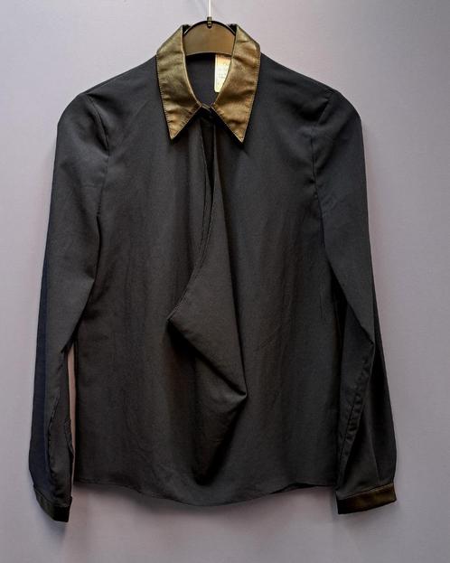 Nikkie blauwe blouse met zwart pu-leren kraag mt 34 nr 37252, Kleding | Dames, Blouses en Tunieken, Zo goed als nieuw, Maat 34 (XS) of kleiner