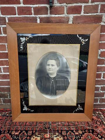 Antieke portretfoto van een vrouw met achterglasschildering. beschikbaar voor biedingen