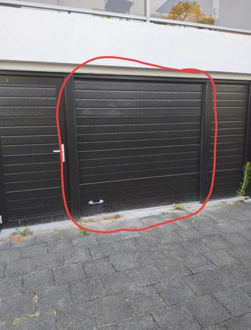 Handbediende garagedeur 6 jaar oud beschikbaar voor biedingen