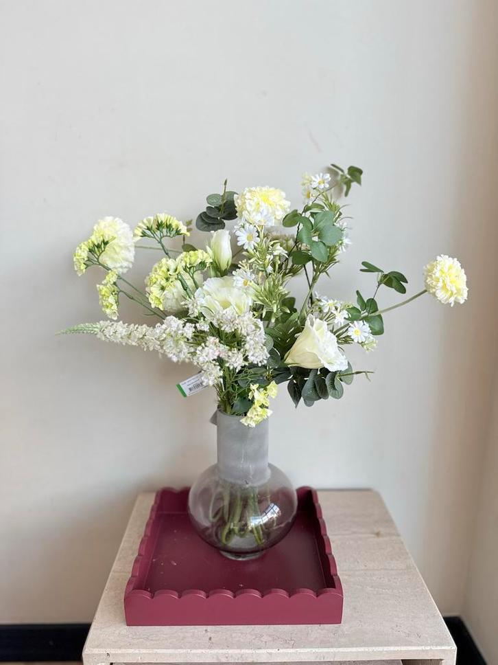 Elegant wit zijden boeket met vaas, Huis en Inrichting, Woonaccessoires | Kunstplanten en Kunstbloemen, Nieuw, Binnen, Ophalen of Verzenden