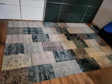 Groot vloerkleed beschikbaar voor biedingen