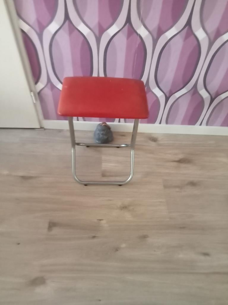 Vintage krukje met rood dekje - jaren 60/70, Huis en Inrichting, Stoelen, Gebruikt, Vintage, Ophalen of Verzenden, Stof