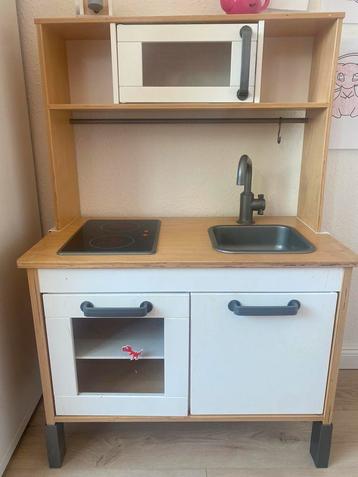 Gebruikte IKEA-keuken met een doos accessoires beschikbaar voor biedingen