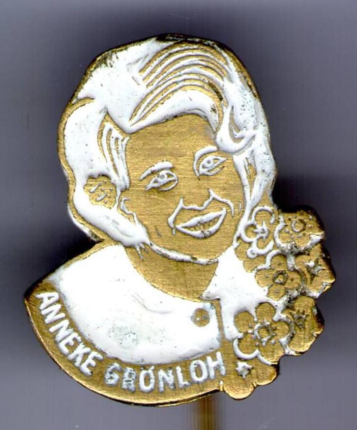Anneke Grönloh wit op koper zangeres speldje ( R_015 ), Verzamelen, Speldjes, Pins en Buttons, Nieuw, Speldje of Pin, Figuurtje