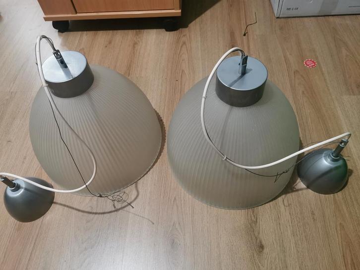 Twee hanglampen met glazen kap, Huis en Inrichting, Lampen | Hanglampen, Gebruikt, Minder dan 50 cm, Glas, Metaal, Ophalen