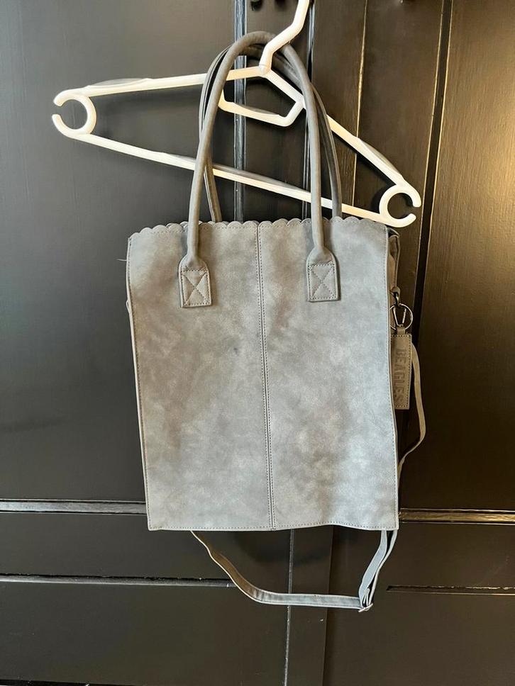 Stijlvolle grijze tas. Beagles, Sieraden, Tassen en Uiterlijk, Tassen | Damestassen, Zo goed als nieuw, Handtas, Grijs, Ophalen of Verzenden