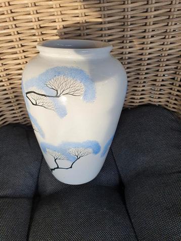 Witte vaas met blauwe boom decoratie beschikbaar voor biedingen