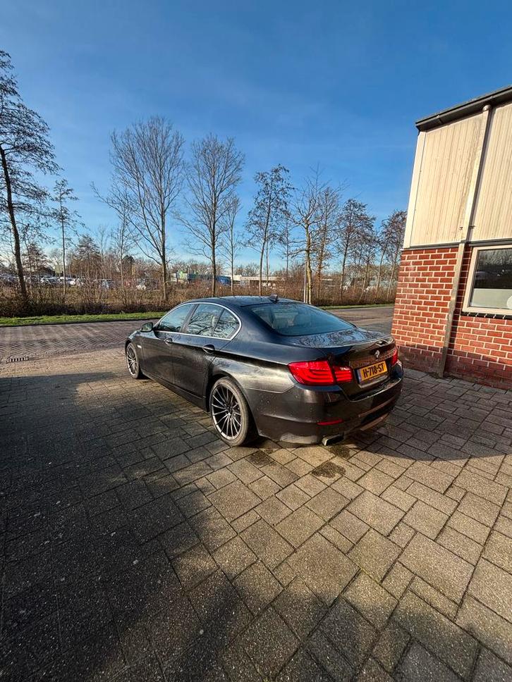 BMW 5-Serie 4.4 I 550 AUT 2010 Grijs, Auto's, BMW, Particulier, 5-Serie, Benzine, F, Sedan, Automaat, Geïmporteerd, Zilver of Grijs
