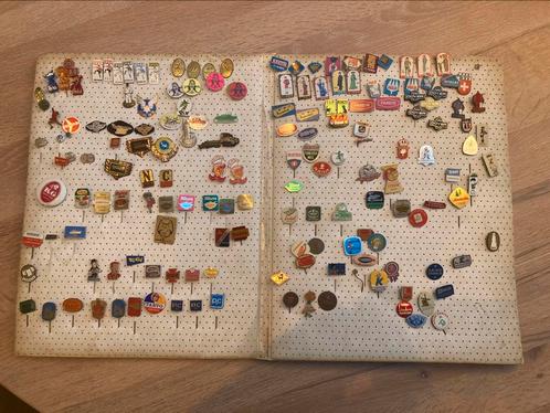 Zolderopruiming; Album gevuld met oude speldjes (Pins), Verzamelen, Speldjes, Pins en Buttons, Zo goed als nieuw, Speldje of Pin