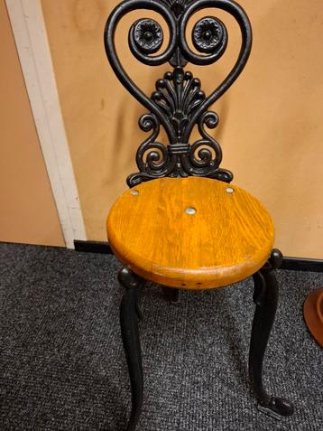 Antieke decoratieve stoel beschikbaar voor biedingen