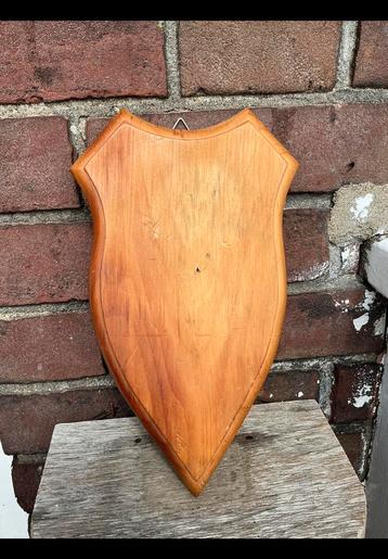 Gebruikt houten bordje, houten schildje voor bv hertengewei. beschikbaar voor biedingen