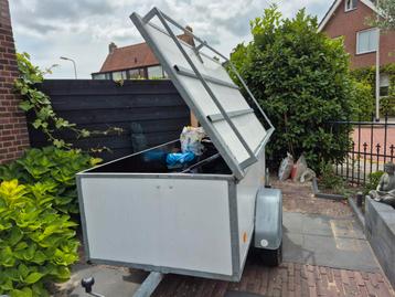Gesloten aanhanger beschikbaar voor biedingen