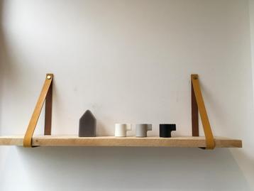 Wandplanken met leren dragers beschikbaar voor biedingen