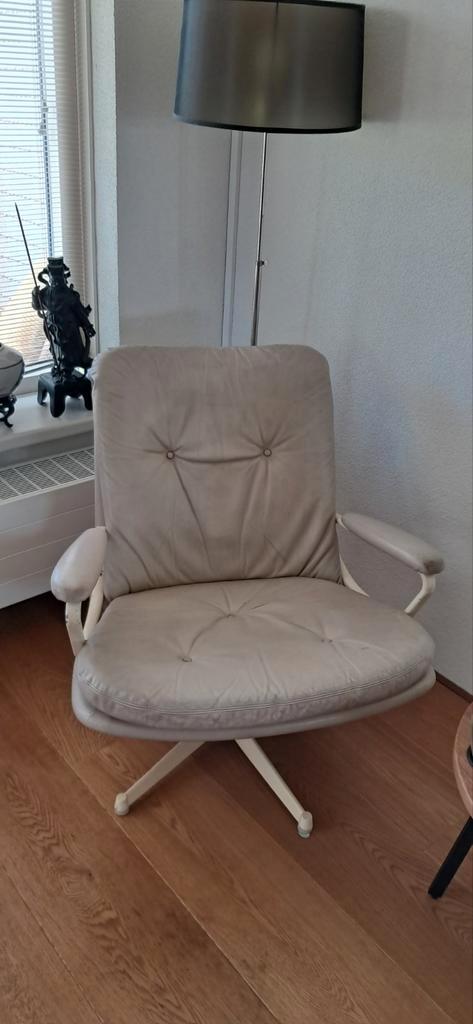 Vintage Design  Strassle damesfauteuil beige leer., Huis en Inrichting, Fauteuils, Gebruikt, Leer, 50 tot 75 cm, 75 tot 100 cm