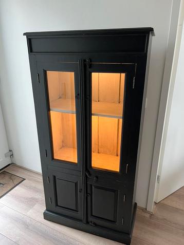 Donkergrijze boekenkast te koop met lampje! beschikbaar voor biedingen