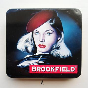 Sigarettenblikje Brookfield. Lauren Bacal image.  Vintage. beschikbaar voor biedingen
