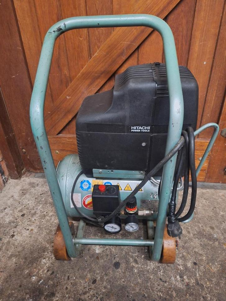 Hitachi Compressor - Draagbaar en Krachtig, Doe-het-zelf en Verbouw, Compressors, Gebruikt, 6 tot 10 bar, Minder dan 25 liter