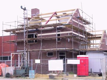 Groot stalen steiger, metselsteiger t.b.v. nieuwbouw beschikbaar voor biedingen