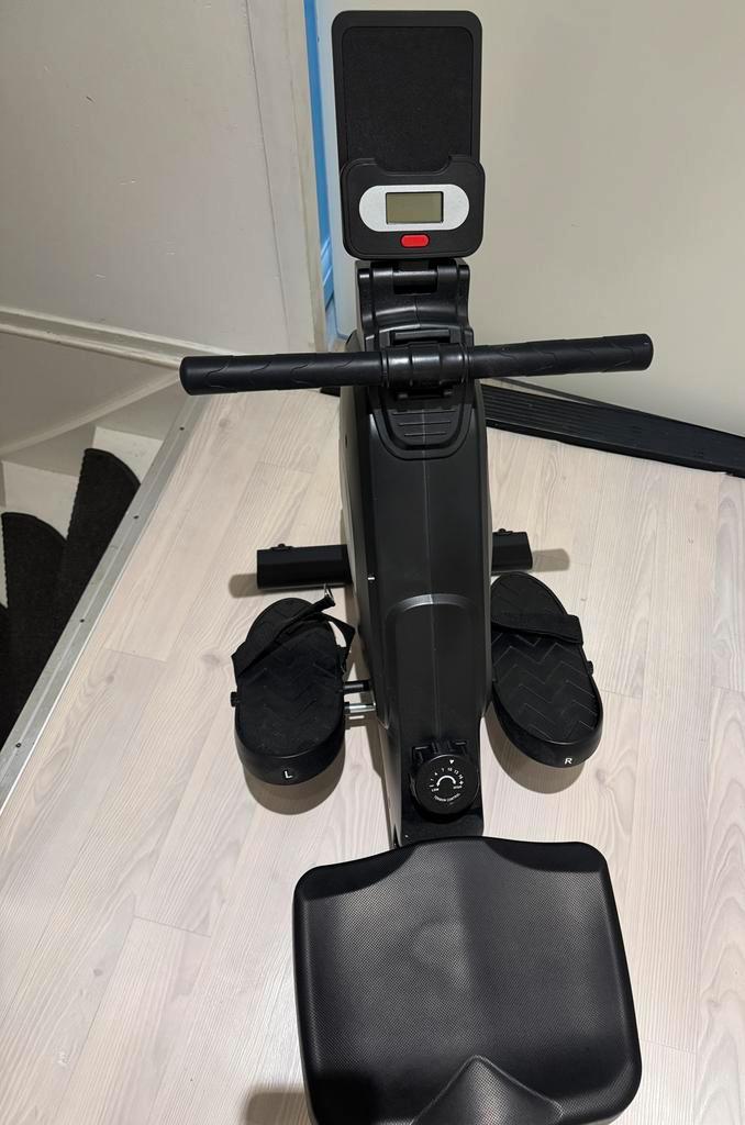 Zwarte Roeimachine, Sport en Fitness, Fitnessapparatuur, Zo goed als nieuw, Roeitrainer, Armen, Benen, Borst, Buik, Rug, Metaal