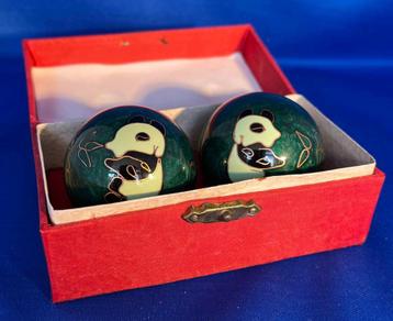 Meridiaankogels met Panda motief groen & zwart wit  beschikbaar voor biedingen
