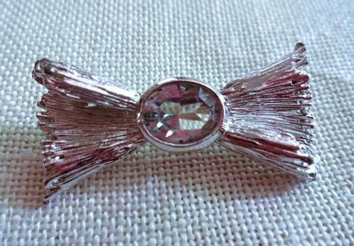 Zilverkleurige broche strikje met glimmer midden, Sieraden, Tassen en Uiterlijk, Broches, Gebruikt, Overige materialen, Zilver