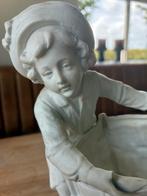 Beeldje met mand en kindfiguren van biscuit porcelein, Ophalen of Verzenden