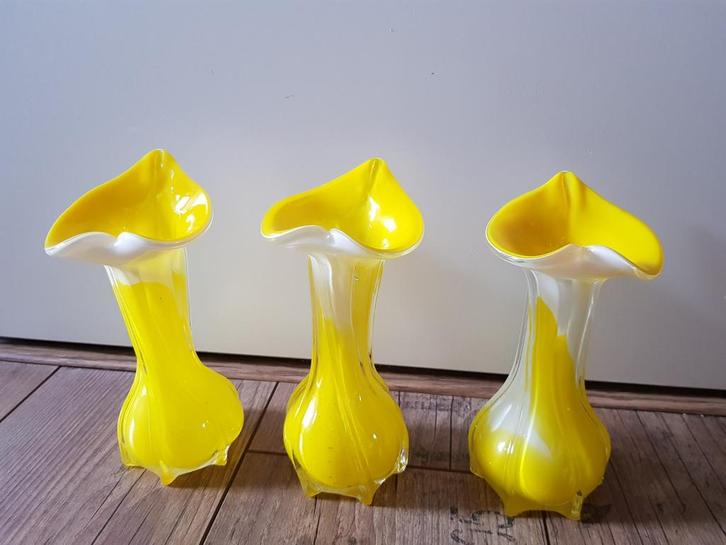 2 murano vazen kelkbloem geel/wit / design vaas, Antiek en Kunst, Kunst | Designobjecten, Ophalen of Verzenden
