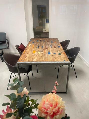 Unieke tafel met 4 goossens stoelen beschikbaar voor biedingen