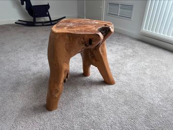 Massief houten bijzettafel beschikbaar voor biedingen