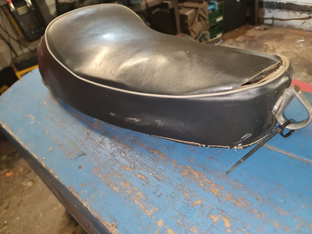 Vespa v50 zadel patina, Ophalen of Verzenden