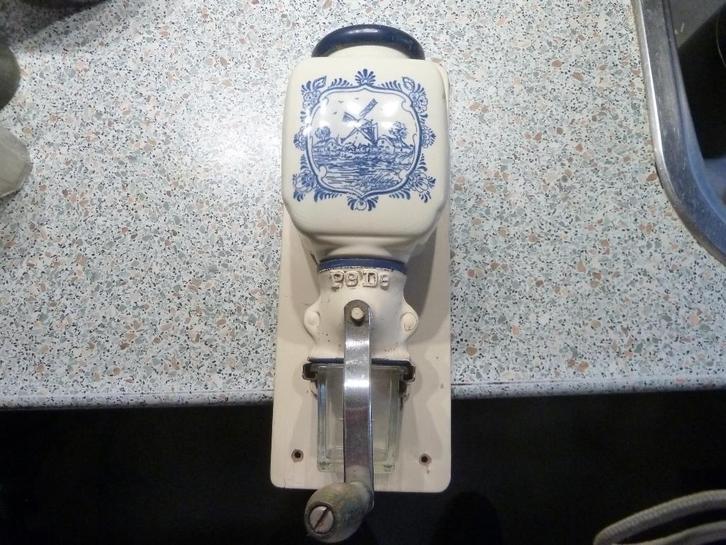 PeDe wand koffiemolen Delfts Blauw, Antiek en Kunst, Antiek | Keukenbenodigdheden, Ophalen of Verzenden