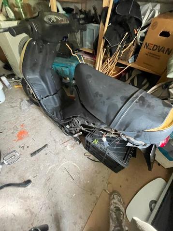 Typhoon frame 125cc 1995 met papieren en leesbare nummers! beschikbaar voor biedingen