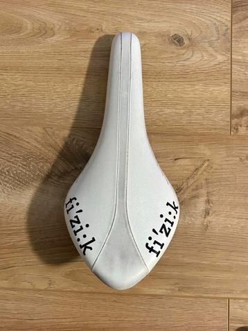 Fizik Zadel - Wit beschikbaar voor biedingen