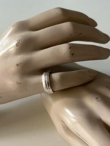 Zilveren Ring met steentje ( in Hilversum ) beschikbaar voor biedingen