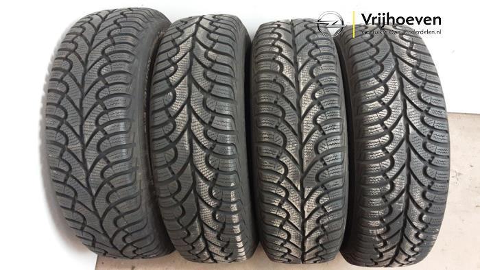 Velgen set + winterbanden van een Opel Corsa (Corsa D 07-), Auto-onderdelen, Banden en Velgen, Personenwagen, Gebruikt, 3 maanden garantie